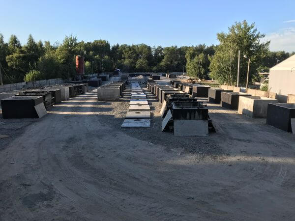 Gotowe szamba betonowe na placu w Białogardzie
